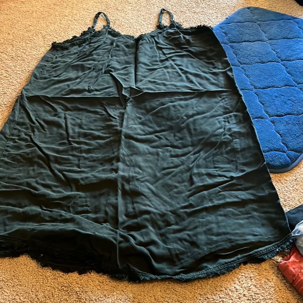 Thread & supply large black dress - Picture 3 of 7